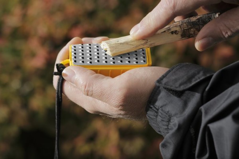 Smith's Abrasives Natural Tinder Maker with Fire Starter, Clam Pack #50562